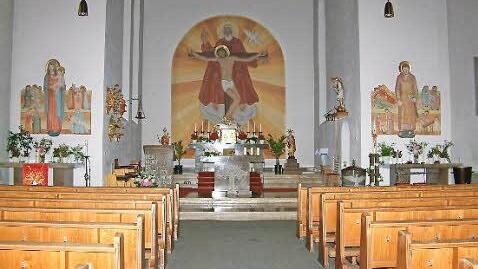 Betritt man das auf der Straße nach Hubertushöhe gelegene Gotteshaus, dann fällt einem vor allem das große Bild im Altarraum ins Auge. Es zeigt die Heilige Dreifaltigkeit: Gott hält den gekreuzigten Sohn und der Geist ist in Form einer Taube sichtbar. Foto: Hans Franz