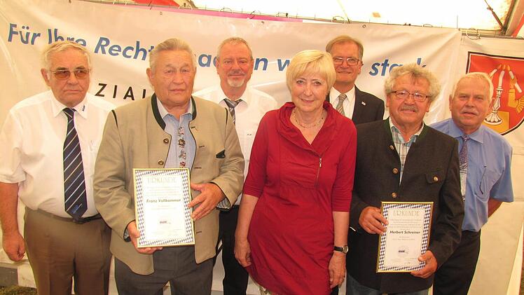 Der VdK-Kreisverband Coburg ehrte bei seinem Seniorennachmittag drei langjährige Mitglieder für ihren ehrenamtlichen Einsatz (von links) den stellvertretenden VdK-Kreisvorsitzenden Horst Nikol, Franz Vollkommer, den stellvertretenden VdK-Kreisvorsitzenden Klaus Blumberg, Angelika Beilein, den oberfränkischen VdK-Bezirksgeschäftsführer Roland Sack, Herbert Schreiner und den stellvertretenden VdK-Kreisvorsitzenden Hans-Jürgen Hofmann. Foto: Martin Koch