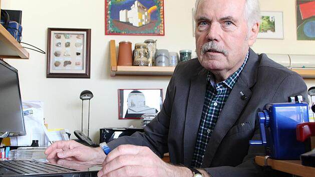 Werner Roth hat in seiner Wohnung im Parkwohnstift mehrere Laptops und Computer mit verschiedenen Betirebssystemen stehen.  Foto: Benedikt Borst