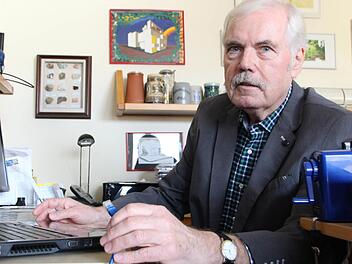 Werner Roth hat in seiner Wohnung im Parkwohnstift mehrere Laptops und Computer mit verschiedenen Betirebssystemen stehen.  Foto: Benedikt Borst