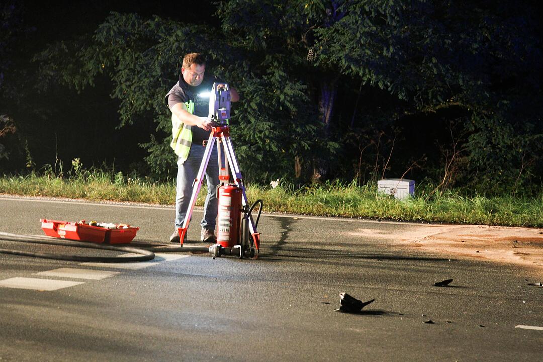 Nürnberg: Leichtkraftrad brennt nach Zusammenstoß