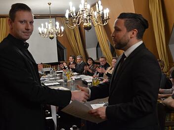 Als neuer Gemeinderat in der Fraktion CSU/Bürgerverein wurde Alexander Zech vereidigt. Er ist Nachrücker für Arno Reinsbach, der wegen  eines Ortswechsels sein Mandat niedergelegt hatte. Reinsbach war für seine Verdienste um die Gemeinde Ahorn mit dem Ehrenteller ausgezeichnet worden. Foto: Gabi Bertram