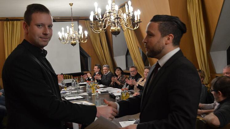 Als neuer Gemeinderat in der Fraktion CSU/Bürgerverein wurde Alexander Zech vereidigt. Er ist Nachrücker für Arno Reinsbach, der wegen  eines Ortswechsels sein Mandat niedergelegt hatte. Reinsbach war für seine Verdienste um die Gemeinde Ahorn mit dem Ehrenteller ausgezeichnet worden. Foto: Gabi Bertram