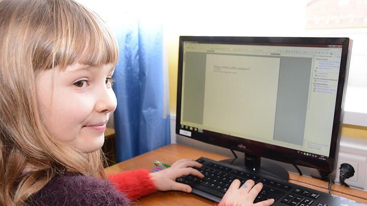 Yana Roth hat schreibt ihren ersten Zeitungsartikel am Computer. Sie freut sich schon darauf, den ersten gedruckten "Spicker" in der Hand zu halten.Dagmar Besand