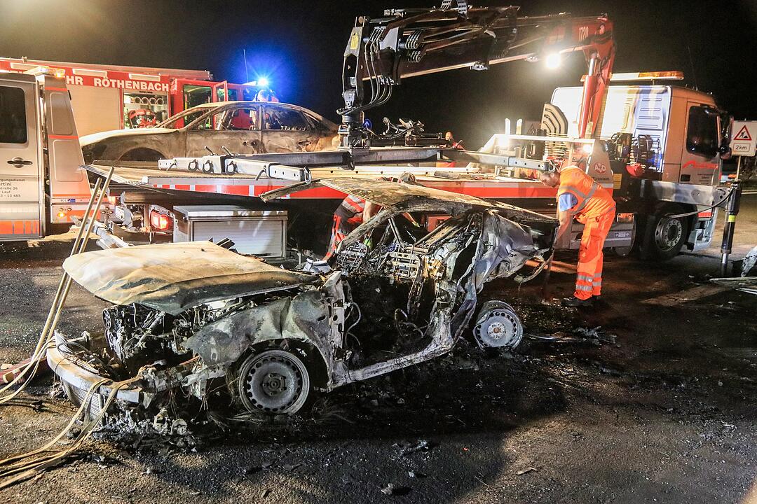 Zwei Tote, vier Schwerverletzte bei Unfall auf A3