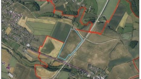 Der geplante Solarpark (hellblau eingezeichnet) liegt 100 Meter westlich der ICE-Trasse Nürnberg-Erfurt und zwischen den Gemeindeteilen Untersiemau (links) und Obersiemau (rechts). Foto: IBC Solar