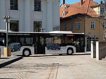 Ein Bus fährt vom Theaterplatz weg, der zentralen Haltestelle in der Stadt. Seit einer Woche ist "Ferienbetrieb". Foto: Simone Bastian