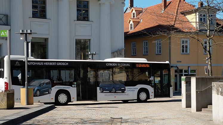 Ein Bus fährt vom Theaterplatz weg, der zentralen Haltestelle in der Stadt. Seit einer Woche ist "Ferienbetrieb". Foto: Simone Bastian