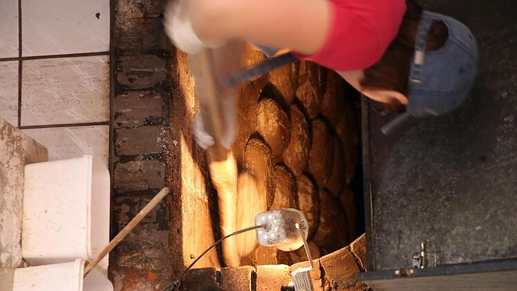 Fast fertig. Heike Lauterbach schaut in den uralten Holzbackofen der Pulvermühle, in dem schon ihre Oma gebacken hat.  Fotos: Christian Schuberth