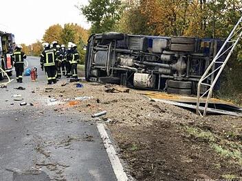 Der Lastwagen kippte um und blieb auf der Seite liegen.  Foto: Sebastian Weber