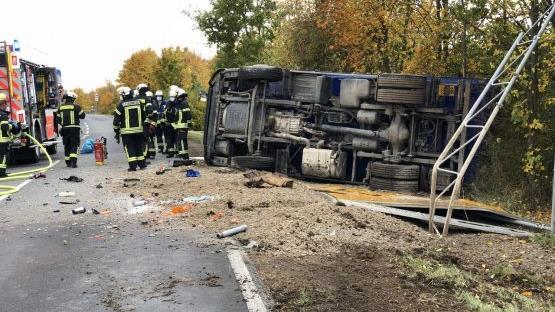 Der Lastwagen kippte um und blieb auf der Seite liegen.  Foto: Sebastian Weber