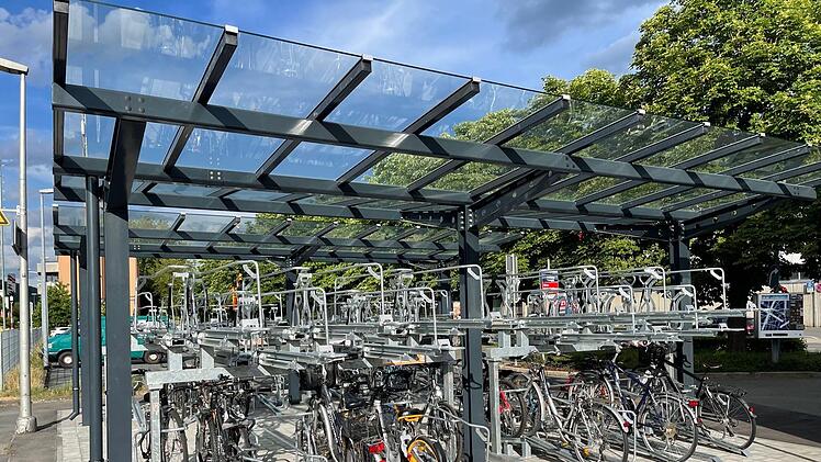 Hell und sauber ist dagegen der Fahrradstellplatz am Bahnhof in Kulmbach. Foto: Jürgen Gärtner
