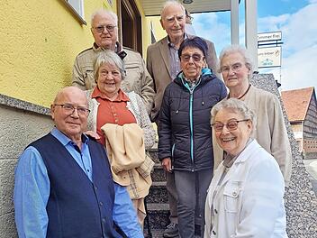 Teilnehmer des Treffens (von oben): Helmut M&uuml;ller (aus Br&uuml;ckenau), Hartmut Scheuring (Br&uuml;ckenau), Giesela Maiwald, geb. M&uuml;ller (Weichersbach), Johanna Dorn, geb. Kraus (Elm), Hildegard Lins, geb. Sch&uuml;ssler (Z&uuml;ntersbach), Frigga Will, geb K&ouml;mpel (...
