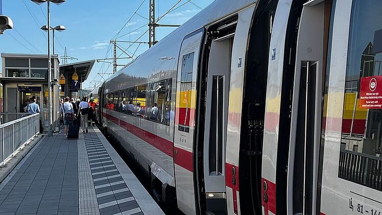 Am Sonntag haben die Einsatzkr&auml;fte am Bahnhof Bamberg eine kollabierte Person aus einem Zug gerettet. (Symbolbild)