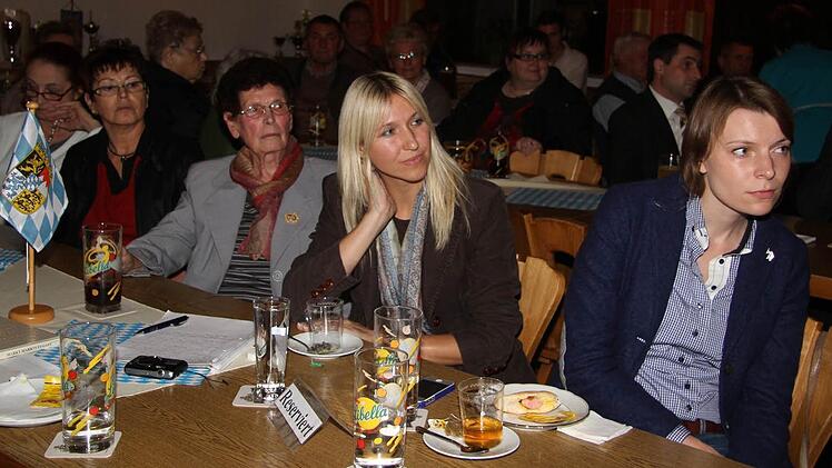 Das Warten hat ein Ende: Nach fünf Stunden Fahrt kam Monika Hohlmeier mit eineinviertel Stunden Verspätung in Marktleugast an.