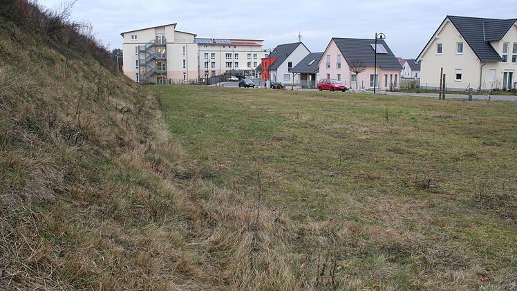 Auf diesem Areal mit dem Lärmschutzwall (links) soll einmal das gemeinsame Feuerwehrhaus für die Wehren aus Hemhofen und Zeckern entstehen. Foto: Evi Seeger (Archiv)