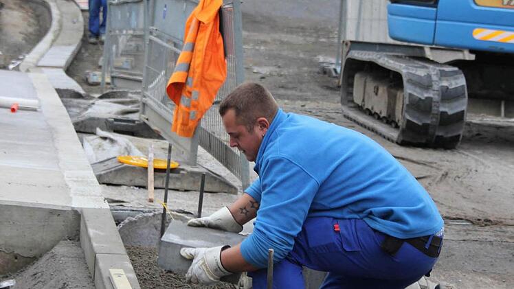 Randsteinplatten an der Brücke in Hummendorf werden gesetzt. Foto: Friedwald Schedel