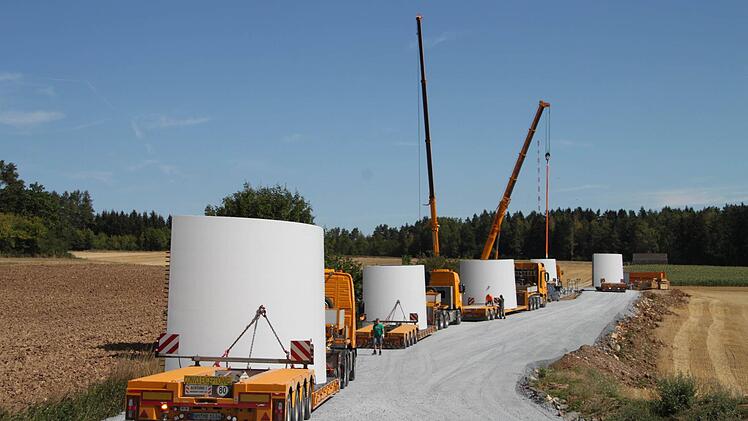 Die Tieflader auf der Einfahrt zum Windpark