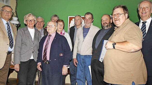 Links Günter Meidel und rechts der Kreisvorsitzende Heinz Wittmann mit den Geehrten.  Foto: Hartmut Klamm