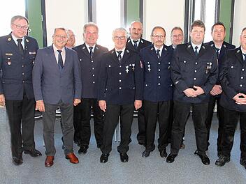 Verdiente Feuerwehrmänner aus Poppenlauer und Weichtungen wurden für 40- oder 25jährige Dienstzeit geehrt. Links Kreisbrandrat Benno Metz und der stellvertretende Landrat Emil Müller, rechts Bürgermeister Matthias Klement.  Foto: Dieter Britz