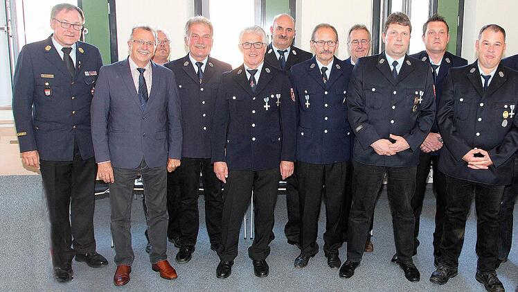 Verdiente Feuerwehrmänner aus Poppenlauer und Weichtungen wurden für 40- oder 25jährige Dienstzeit geehrt. Links Kreisbrandrat Benno Metz und der stellvertretende Landrat Emil Müller, rechts Bürgermeister Matthias Klement.  Foto: Dieter Britz