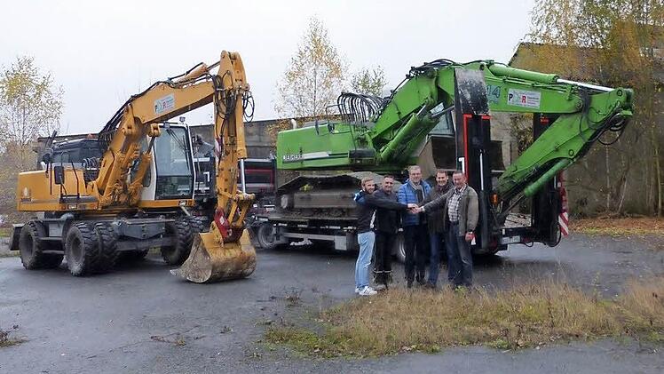 Auf ein weiterhin gutes Miteinander schlagen (von links) Randy Röttgen, Thomas Pfändner , die Bürgermeister Franz Schrepfer und Roland Wolfrum sowie Roland Röttgen ein.  Foto: Klaus-Peter Wulf