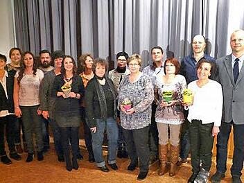 Die langj&auml;hrigen Mitarbeiterinnen und Mitarbeiter im BRK-Kreisverband ehrte Kreisgesch&auml;ftsf&uuml;hrer Juergen Beninga.  Foto: Karin G&uuml;nther