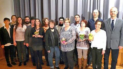Die langj&auml;hrigen Mitarbeiterinnen und Mitarbeiter im BRK-Kreisverband ehrte Kreisgesch&auml;ftsf&uuml;hrer Juergen Beninga.  Foto: Karin G&uuml;nther