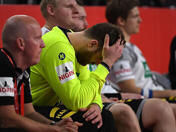 Deutschlands Torhüter Andreas Wolff vergräbt das Gesicht in seinen Händen. Die schwache Leistung bei der 27:31-Niederlage gegen Spanien konnten sich die "Bad Boys" selbst kaum erklären. Foto: Monika Skolimowska/dpa