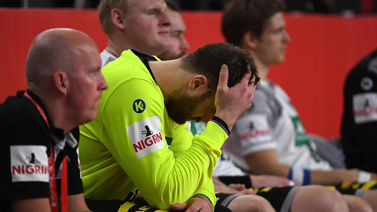 Deutschlands Torhüter Andreas Wolff vergräbt das Gesicht in seinen Händen. Die schwache Leistung bei der 27:31-Niederlage gegen Spanien konnten sich die "Bad Boys" selbst kaum erklären. Foto: Monika Skolimowska/dpa