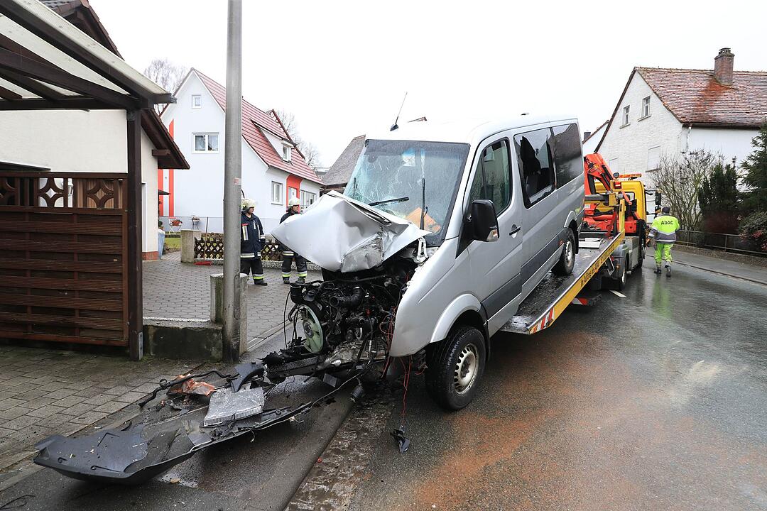 Schwerer Unfall im Kreis Forchheim: Kleintransporter reißt Hausecke ab