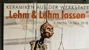 Impressionen aus der neuen Sonder-Präsentation "Lehm & Lehm Lassen" im Glasmuseum Rosenau: PlakatFoto: Jochen Berger