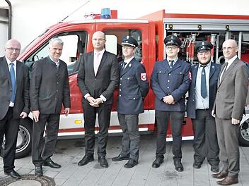 Am Wochenende 28. und 29. Juli erhält das neue Fahrzeug der Kraisdorfer Feuerwehr den kirchlichen Segen. Seit Anfang Juni ist es in Kraisdorf stationiert. Zwei Wochen später begutachtete Politprominenz bei einem CSU-Fest das neue Fahrzeug. Unser Bild zeigt von links Markus Oppelt vom CSU-Ortsverband Pfarrweisach, Landtagsabgeordneten Steffen Vogel, den bayerischen Finanzminister Albert Füracker, Kommandant Stefan Betz, die Feuerwehrmänner Raphael Krug und Jonas Albrecht und Landrat Wilhelm Sc...