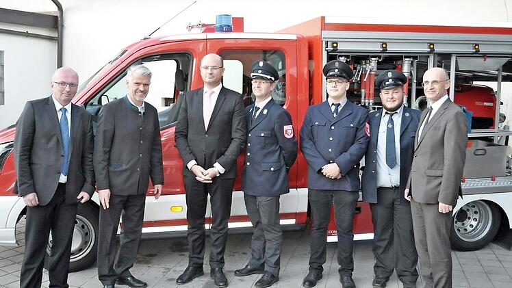 Am Wochenende 28. und 29. Juli erhält das neue Fahrzeug der Kraisdorfer Feuerwehr den kirchlichen Segen. Seit Anfang Juni ist es in Kraisdorf stationiert. Zwei Wochen später begutachtete Politprominenz bei einem CSU-Fest das neue Fahrzeug. Unser Bild zeigt von links Markus Oppelt vom CSU-Ortsverband Pfarrweisach, Landtagsabgeordneten Steffen Vogel, den bayerischen Finanzminister Albert Füracker, Kommandant Stefan Betz, die Feuerwehrmänner Raphael Krug und Jonas Albrecht und Landrat Wilhelm Sc...