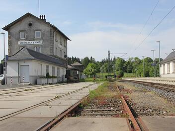 Am Bahnhof von Steinbach am Wald gab es nicht nur Anschlussgleise für die dortigen Industriefirmen. Nein, hier wurden auch die Culemeyer-Fahrzeuge mit der Fracht für die Betriebe im Tettauer Winkel versorgt. Foto: Andreas Schmitt