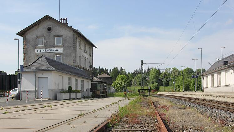 Am Bahnhof von Steinbach am Wald gab es nicht nur Anschlussgleise für die dortigen Industriefirmen. Nein, hier wurden auch die Culemeyer-Fahrzeuge mit der Fracht für die Betriebe im Tettauer Winkel versorgt. Foto: Andreas Schmitt