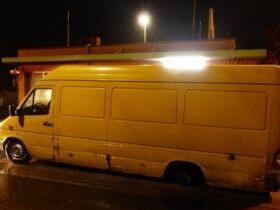 Das linke hintere Rad fehlt. Es musste dem zu hohem Gewicht Tribut zollen. Foto: Verkehrspolizei Würzburg