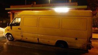 Das linke hintere Rad fehlt. Es musste dem zu hohem Gewicht Tribut zollen. Foto: Verkehrspolizei Würzburg