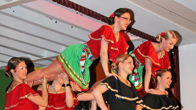 Akrobatische Einlagen der Tänzerinnen. Foto: Dieter Britz