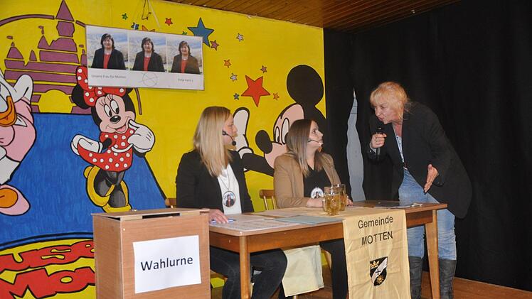 Ute Becker weist die erstmaligen Wahlhelfer Luisa Herbert und Jenny Müller ein (von rechts). Foto: Petra Heurich