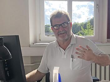 Matthias Schwenk, Chefarzt der Gefäßchirurgie am Klinikum in Sonneberg, lag fast drei Wochen im Coburger Krankenhaus und wurde wegen des Coronavirus erfolgreich behandelt. Er erklärt, wie es zu der Infektion kam, und räumt mit Vorwürfen auf, die ihn sehr geärgert haben. Und vor allem stellt er sich vor seine vielen Mitarbeiter, die fälschlicherweise kritisiert worden seien. Foto: Christoph Böger
