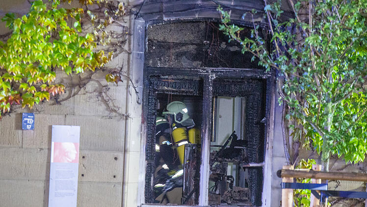 Castell: Unbekannte sprengen Geldautomat: Bankfiliale geht daraufhin in Flammen auf
