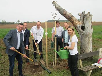 Die Allianz Fränkisches Saaletal und ihr Sponsor, die  Deutsche Dienstrad GmbH beim gemeinsamen Anpflanzen (von links):  Allianz-Vorsitzender Armin Warmuth, Stellvertreter Mario Götz, Unternehmer Maximilian Diem, Allianz-Manager Holger Becker, Allianz-Vize-Vorsitzender Johannes Krumm und die Marketing-Verantwortliche der Deutschen Dienstrad, Christina Bräutigam.