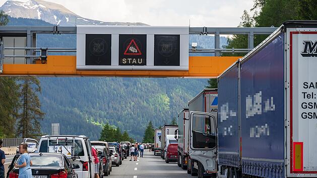 Verkehrsstau auf der Brennerautobahn in Richtung S&uuml;den Italien zu Beginn der Urlaubszeit