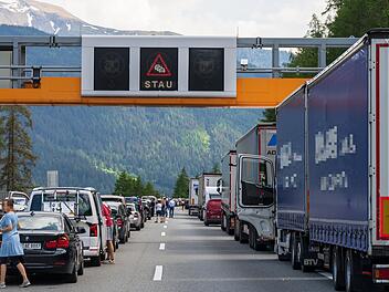 Verkehrsstau auf der Brennerautobahn in Richtung Süden Italien zu Beginn der Urlaubszeit