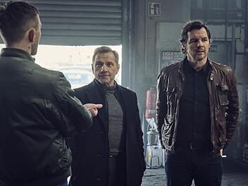 Die Kommissare Lannert (Richy Müller, zweiter von links) und Bootz (Felix Klare, rechts) haben im "Tatort: Zerrissen" eine die Familie von Alan Maslov (Nils Hohenhövel) im Visier, die eisern schweigt.