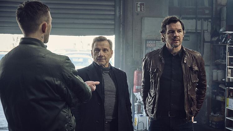 Die Kommissare Lannert (Richy Müller, zweiter von links) und Bootz (Felix Klare, rechts) haben im "Tatort: Zerrissen" eine die Familie von Alan Maslov (Nils Hohenhövel) im Visier, die eisern schweigt.
