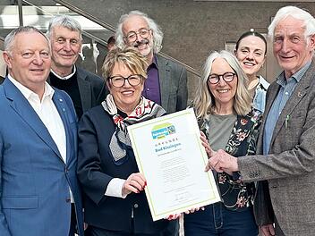 Landrat Thomas Bold (von links) nahm stellvertretend f&uuml;r den gesamten Landkreis die Urkunde entgegen. Mit dabei waren J&uuml;rgen Pfister (Mitglied Fairtrade-Steuerungsgruppe), die Leiterin der Steuerungsgruppe Brigitte Meyerdierks, Dirk H&ouml;nerlage (Vor...