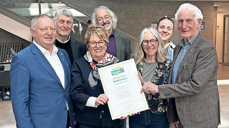 Landrat Thomas Bold (von links) nahm stellvertretend f&uuml;r den gesamten Landkreis die Urkunde entgegen. Mit dabei waren J&uuml;rgen Pfister (Mitglied Fairtrade-Steuerungsgruppe), die Leiterin der Steuerungsgruppe Brigitte Meyerdierks, Dirk H&ouml;nerlage (Vor...