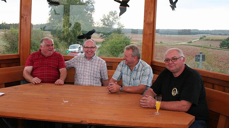 Hier lässt sich's gut sein. Im Pavillon beim Schützenhaus haben sich die Naturfreunde mit den Initialen NF im Fuß des Tisches und im Pflaster verewigt. Im Bild von links: Gemeinderat Günter Reif, Naturfreunde-Vorsitzender Erich Gittelbauer, Walter Marek und Willi Faust